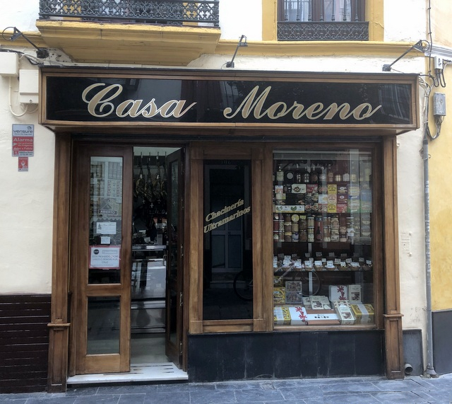 bar de tapas y vinos en el casco antiguo de sevilla